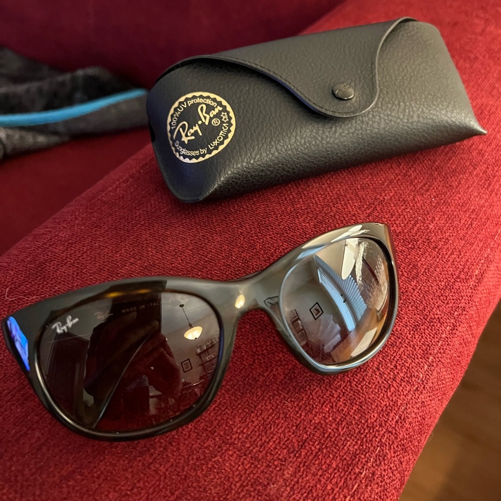 Ray-Ban Rb4216 - Picture 2 of 3